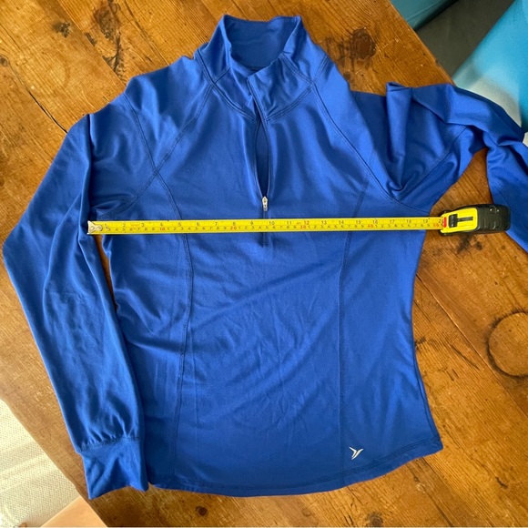 L - Semi-fitted Active Old Navy shirt - Picture 3 of 8